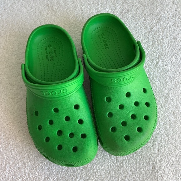 CROCS Kids Vibrant Green Slippers - Picture 2 of 10